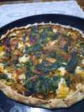 Tarta de espinacas, morrón y cebolla dorada con masa de semillas