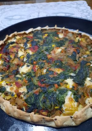 Una foto de Tarta de espinacas, morrón y cebolla dorada con masa de semillas