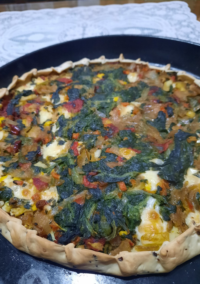 Una foto de Tarta de espinacas, morrón y cebolla dorada con masa de semillas