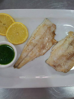 Una foto de Lubina en salsa verde