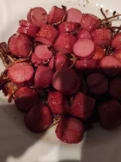 Una foto de Salchichas con cebolla y mix de pimientas