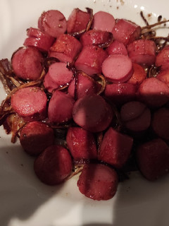 Una foto de Salchichas con cebolla y mix de pimientas