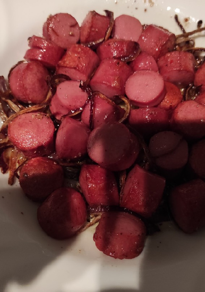 Una foto de Salchichas con cebolla y mix de pimientas