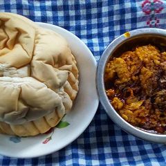 A picture of Bread,beans and onioñ sauce.
