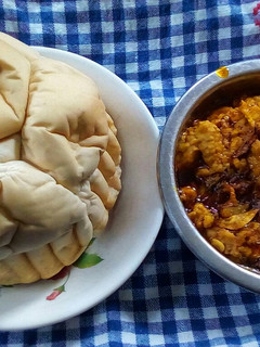 A picture of Bread,beans and onioñ sauce.