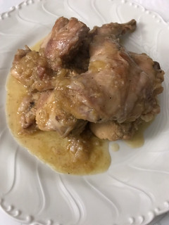Una foto de Conejo exprés, en olla exprés, con cervecita, cebolla, etc