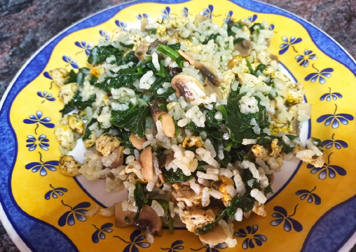 Arroz salteado con pechuga de pavo, espinacas y champiñones
