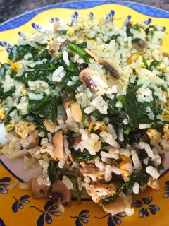 Una foto de Arroz salteado con pechuga de pavo, espinacas y champiñones