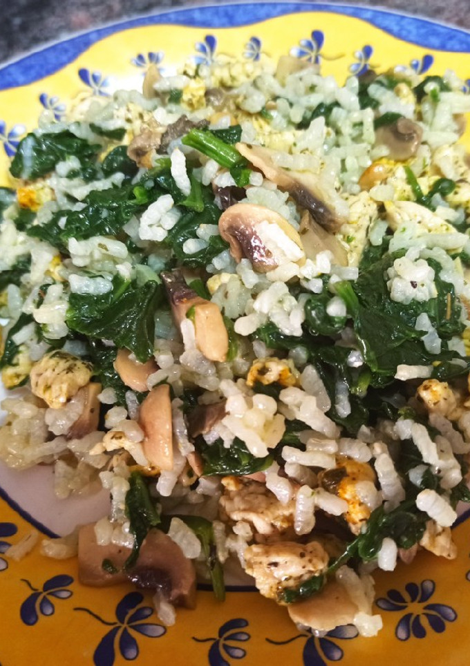 Una foto de Arroz salteado con pechuga de pavo, espinacas y champiñones