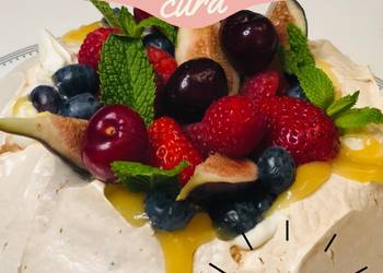 Easiest Way to Make Yummy Pavlova with berries and lemon curd
