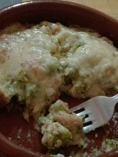 Una foto de Gratinado de brócoli y hamburguesa