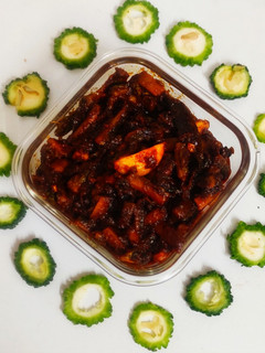 பாவக்காய் ஊறுகாய் (Bitter gourd pickle recipe in tamil) செய்முறை முக்கிய புகைப்படம்