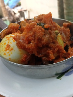 வெங்காயம் தக்காளி முட்டை ரோஸ்ட்(egg roast recipe in tamil) செய்முறை முக்கிய புகைப்படம்