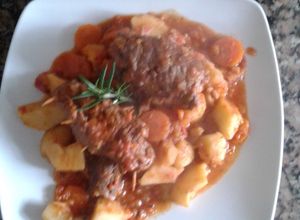 Una foto de Ragout, con papas y zanahorias, intervención