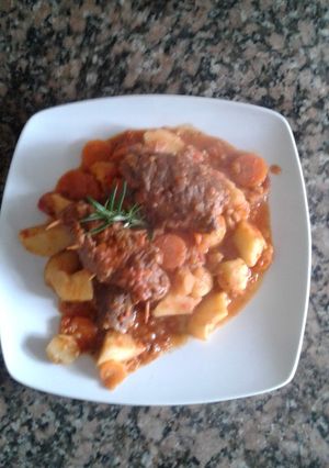 Una foto de Ragout, con papas y zanahorias, intervención