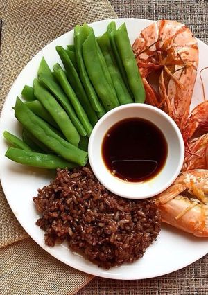 Hình của món Eatclean: cơm gạo lứt, tôm hấp, đậu luộc (2).