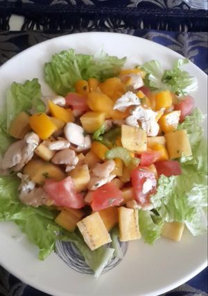 Una foto de Ensalada de Mango con plátano verde y pollo