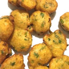 A picture of Moong dal bhajiya.