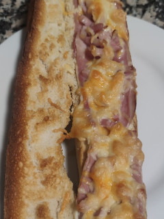 Una foto de Bocata de bacon, queso y jamón York