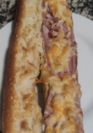 Una foto de Bocata de bacon, queso y jamón York