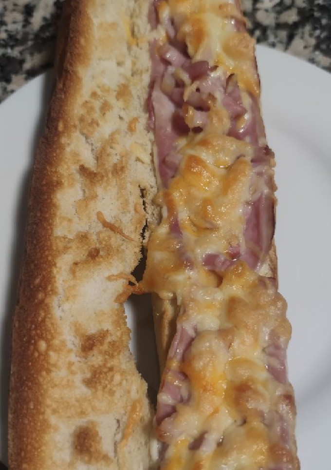 Una foto de Bocata de bacon, queso y jamón York