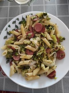 Una foto de Macarrones con salchichas, queso fresco y brócoli