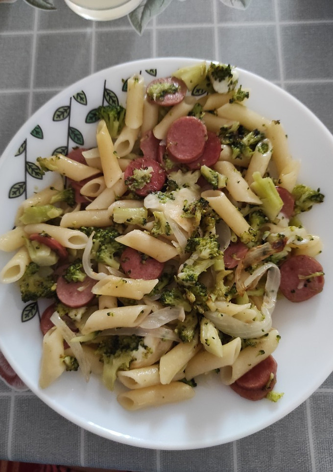 Una foto de Macarrones con salchichas, queso fresco y brócoli