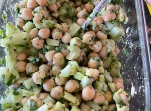 Una foto de 🥑 ENSALADA DE GARBANZOS, PEPINO Y AGUACATE 🥑 🥒 🥗🤤