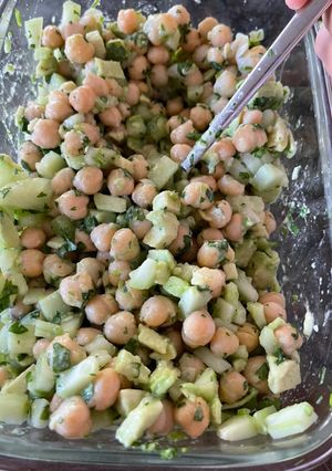 Una foto de 🥑 ENSALADA DE GARBANZOS, PEPINO Y AGUACATE 🥑 🥒 🥗🤤