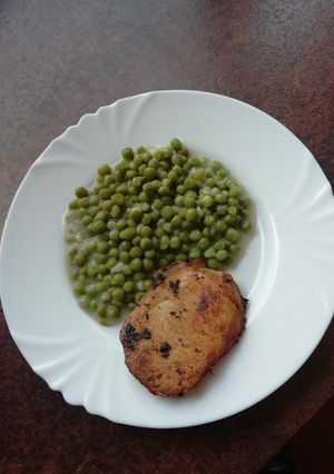 Zöldborsófőzelék sült hússal recept fotója
