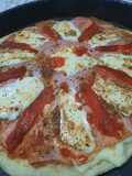 Para compartir en casa, pizza con jamón y morrón - súper cargada doble queso