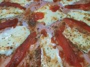 Una foto de pizza a la brasa