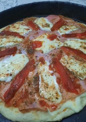 Una foto de Para compartir en casa, pizza con jamón y morrón - súper cargada doble queso