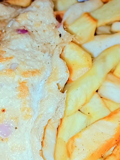 A picture of Fried Potatoes and fried egg.