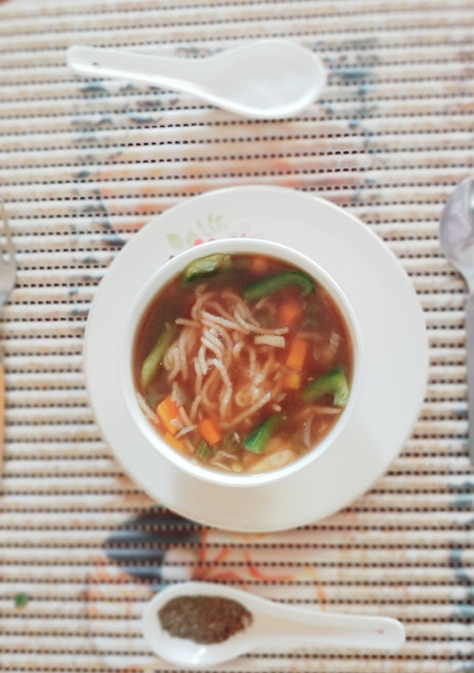 வீட் நூடுல்ஸ் வெஜ் சூப் (wheat noodles veg soup reicpe in Tamil) செய்முறை முக்கிய புகைப்படம்