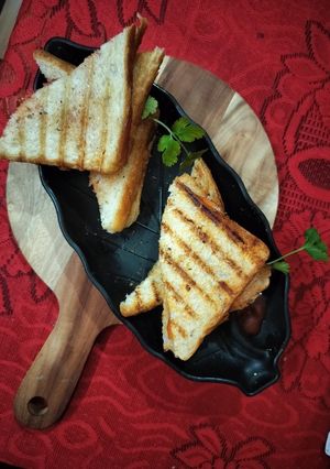 A picture of Classic bread sandwich.