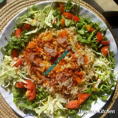 A picture of Garau Garau garnished with lettuce, cabbage n tomatoes!.