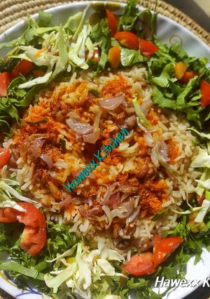 A picture of Garau Garau garnished with lettuce, cabbage n tomatoes!.
