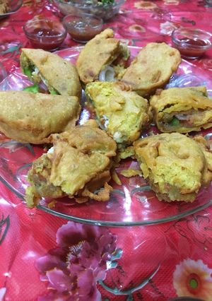 A picture of Basan pakoda.