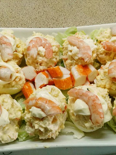 Una foto de Huevos rellenos de langostinos y surimi