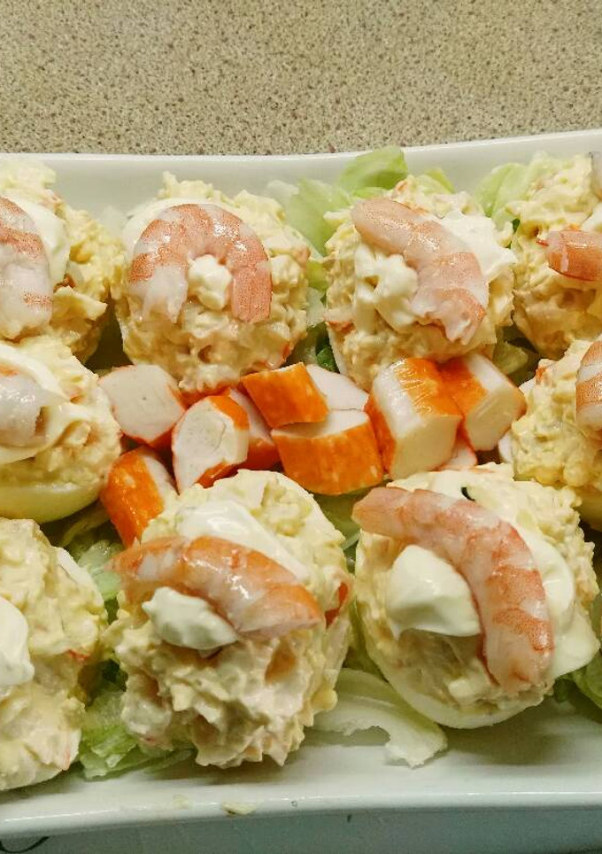 Una foto de Huevos rellenos de langostinos y surimi
