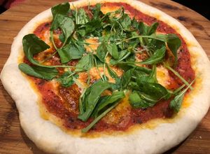 Una foto de Pizza napolitana con poolish