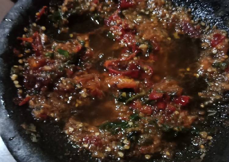 Bagaimana Membuat Sambal tomat lombok hijau, merah yang Lezat