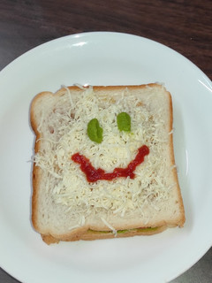વેજ ચીઝ સેન્ડવિચ (Veg Cheese Sandwich Recipe In Gujarati) રેસીપી મુખ્ય ફોટો