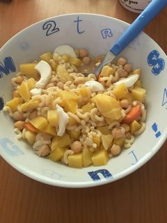 Una foto de Patatas fritas con fideos y caldo de cocido
