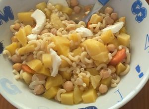 Foto principal de Patatas fritas con fideos y caldo de cocido