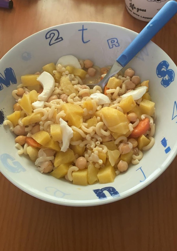 Una foto de Patatas fritas con fideos y caldo de cocido