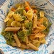 Pasta con zanahoria, cebolla y calabacín