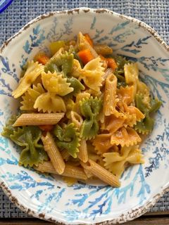 Una foto de Pasta con zanahoria, cebolla y calabacín