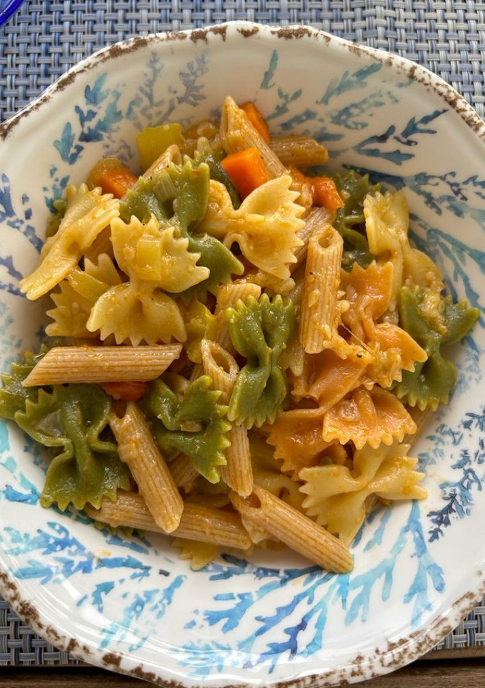 Una foto de Pasta con zanahoria, cebolla y calabacín